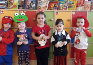 Grupa "Elfy" przebrana za różnych bohaterów z bajek dla dzieci